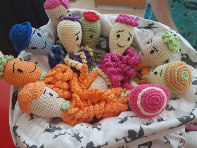 Čerstvě narozené děti ve Vítkovické nemocnici uklidňují háčkované chobotničky od babiček