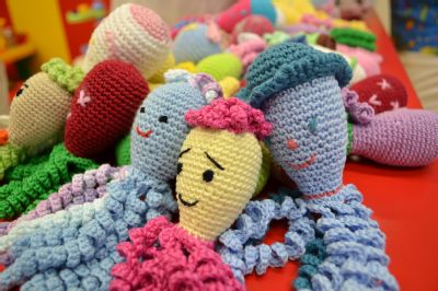 Čerstvě narozené děti ve Vítkovické nemocnici uklidňují háčkované chobotničky od babiček