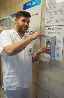 Vítkovická nemocnice aktivně zapojuje své pacienty a návštěvníky do prevence šíření infekcí
