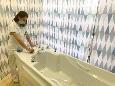 Pacienti Nemocnice AGEL Ostrava-Vítkovice rehabilitují v  nových vanách. Jsou komfortnější a efektivnější