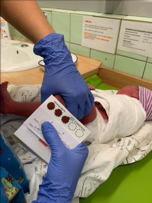 Díky spolupráci vítkovické porodnice s Laboratořemi AGEL se podařilo u novorozence odhalit spinální muskulární atrofii včas. Speciální vyšetření nabízí porodnice AGELu u kojenců a batolat až do konce roku