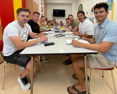 Zlatí hoši na dětském oddělení vítkovické nemocnice! Hokejoví mistři světa z roku 2024 malovali s dětmi panenky Kiwanis
